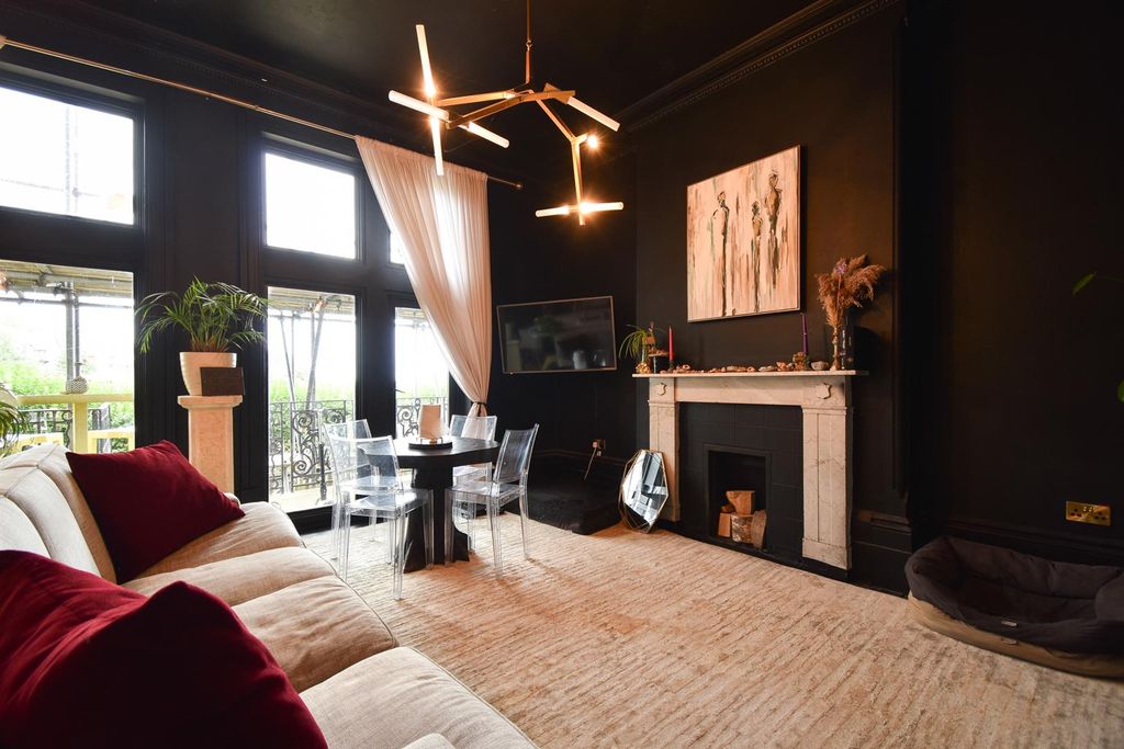 Property photo 3 of 17 Living Space