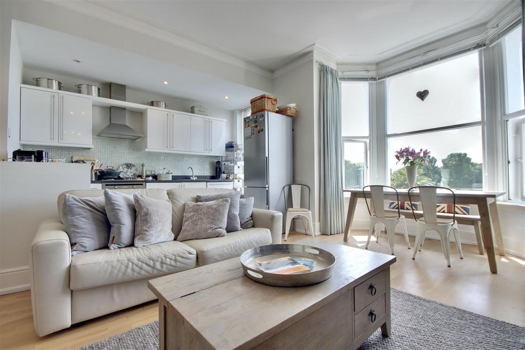 Property photo 3 of 19 F51F86E2-7B57-4D9B-881C-A2Cbd2605F28_1_201_A.Jpeg