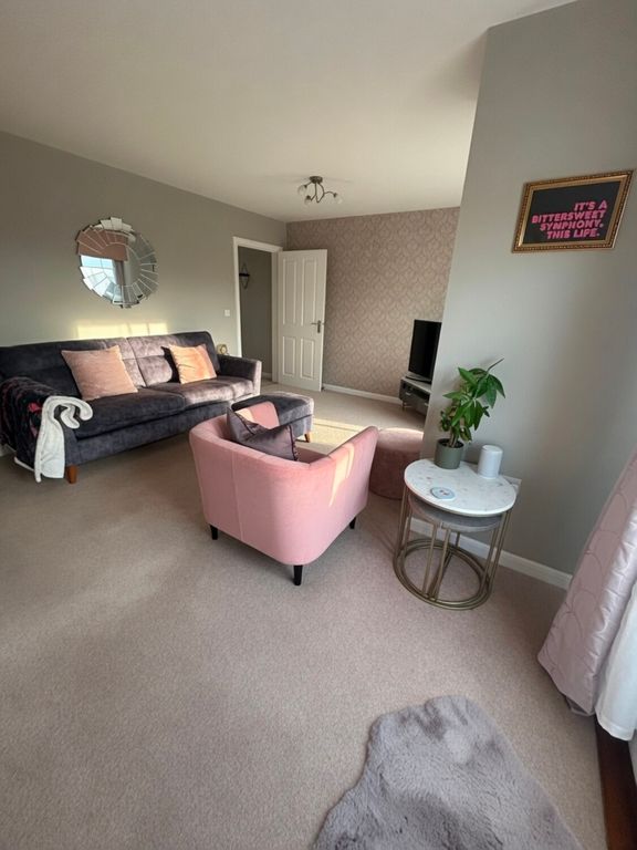 Property photo 3 of 12 Lounge