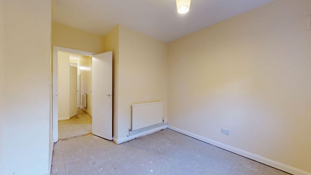 Property photo 3 of 17 Flat A, 23 Kingscourt Road, Streatham Hill, London, Sw16 1Ja