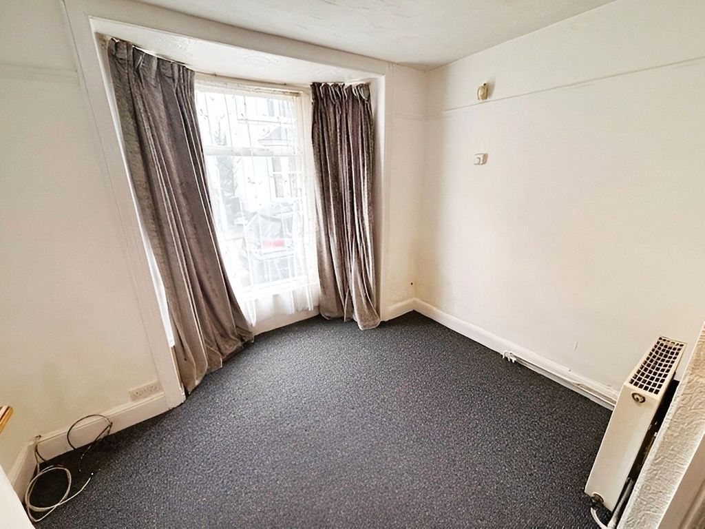 Property photo 2 of 5 Bedroom