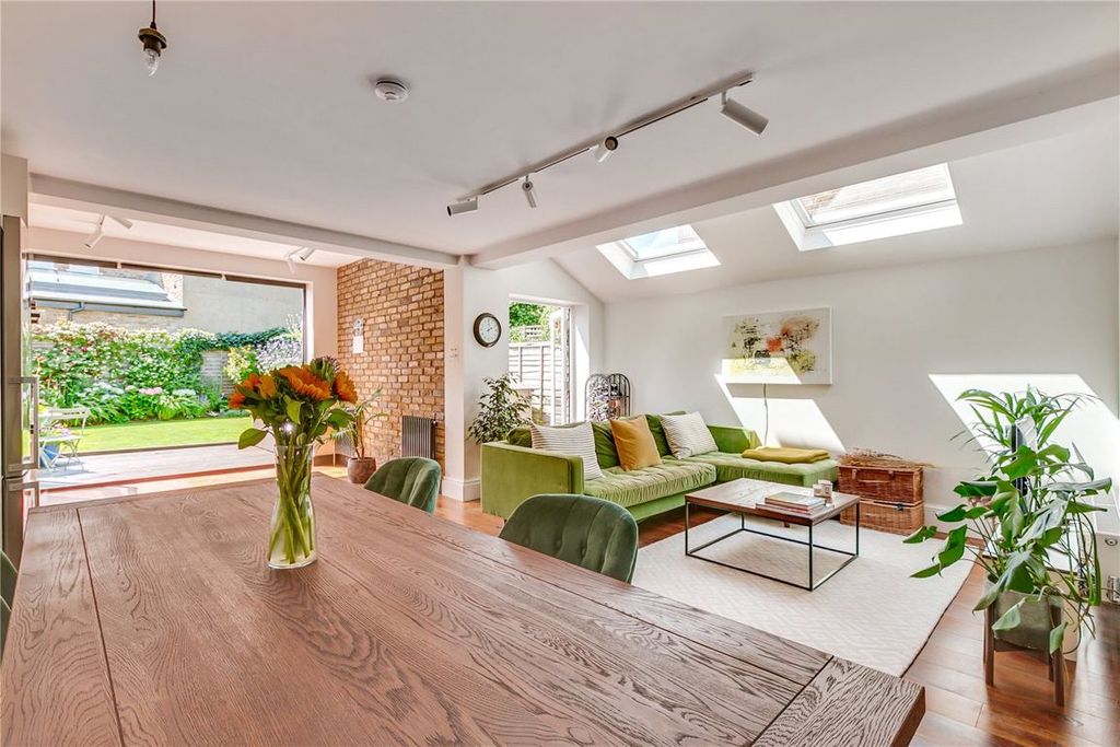 Property photo 2 of 8