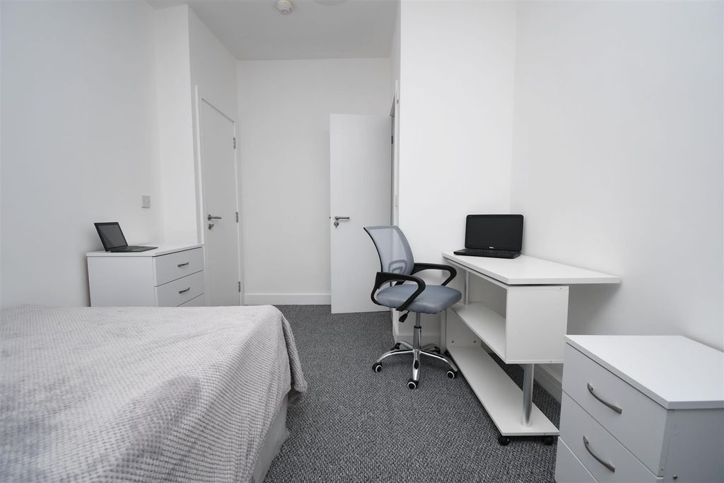 Property photo 3 of 14 27 - 38 Queenberry.Jpg
