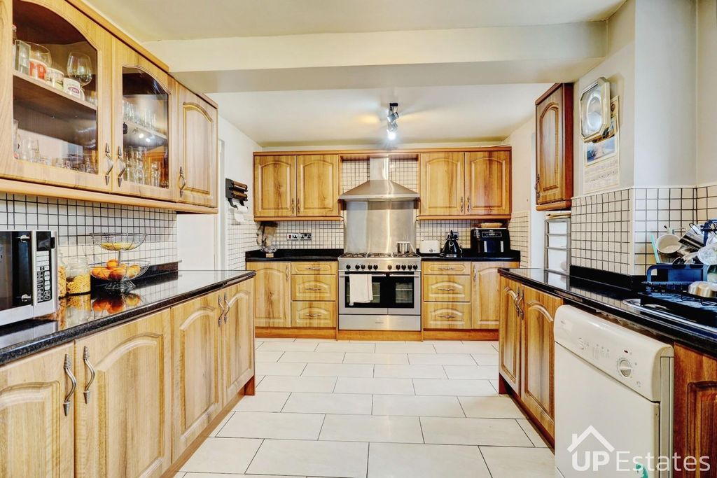 Property photo 3 of 27