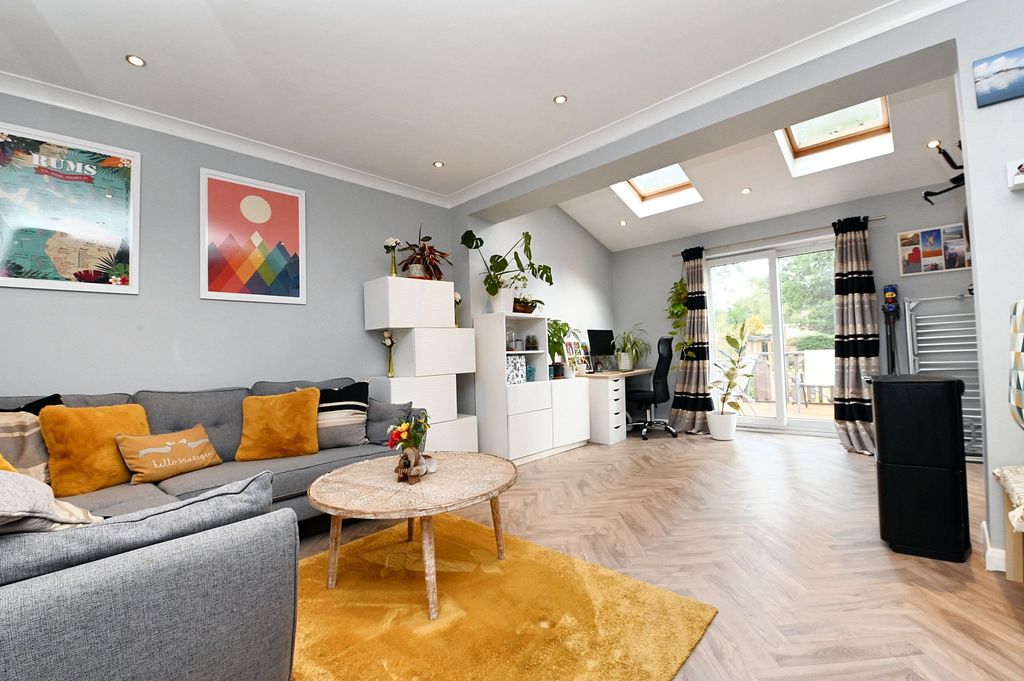 Property photo 3 of 28