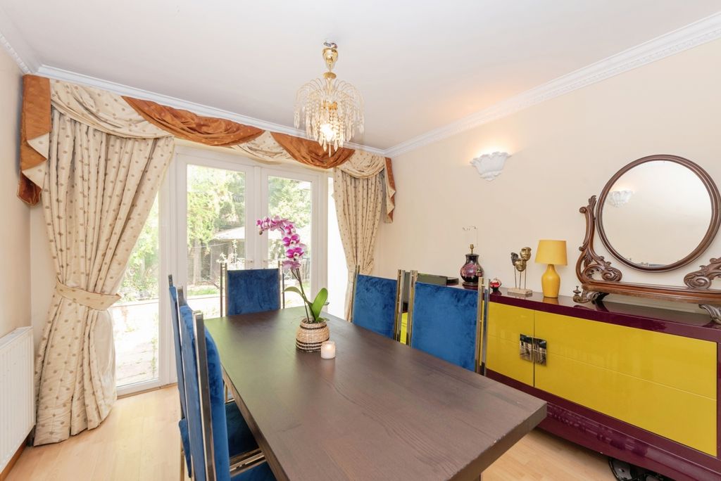 Property photo 3 of 17 Dining Area