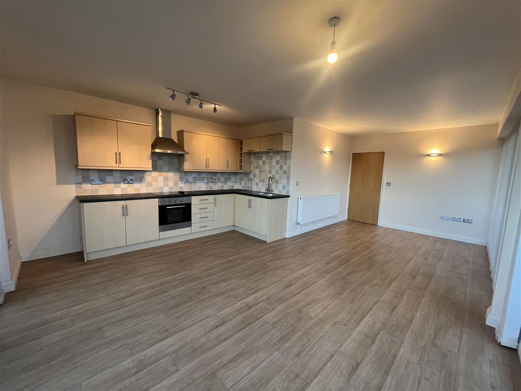 Property photo 2 of 10 Kitchen/Lounge