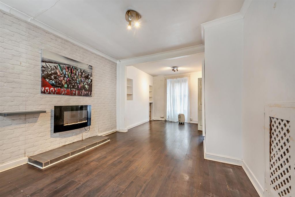 Property photo 2 of 14 8673210-Interior06-800.Jpg