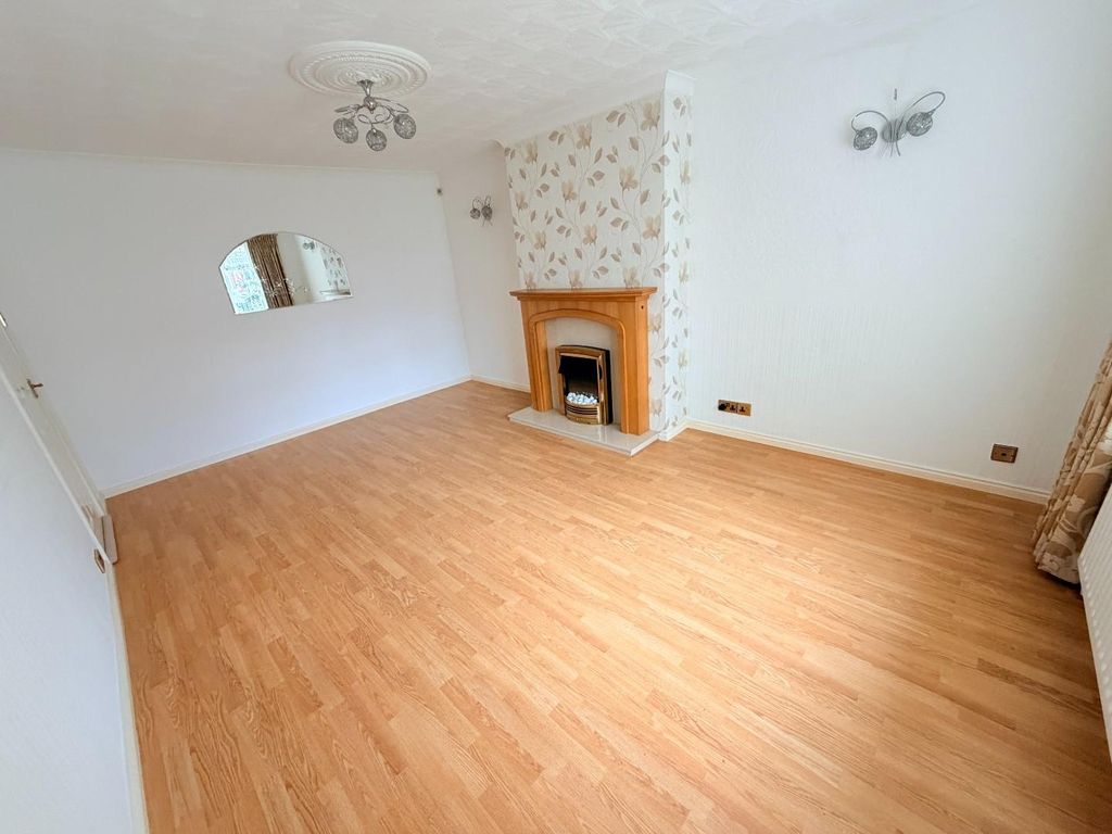 Property photo 3 of 17 Lounge