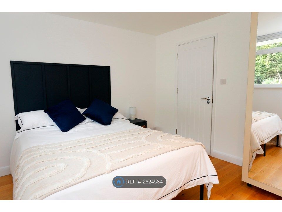 Property photo 3 of 10 Ensuite Bedroom