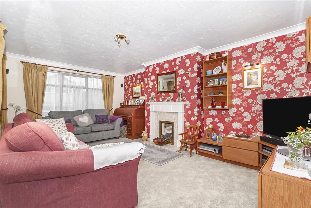 Property photo 2 of 30 Lounge