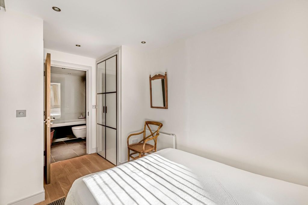 Property photo 2 of 16 Bedroom