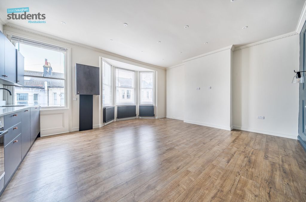Property photo 3 of 10 2c2Fd42c-2B48-477...