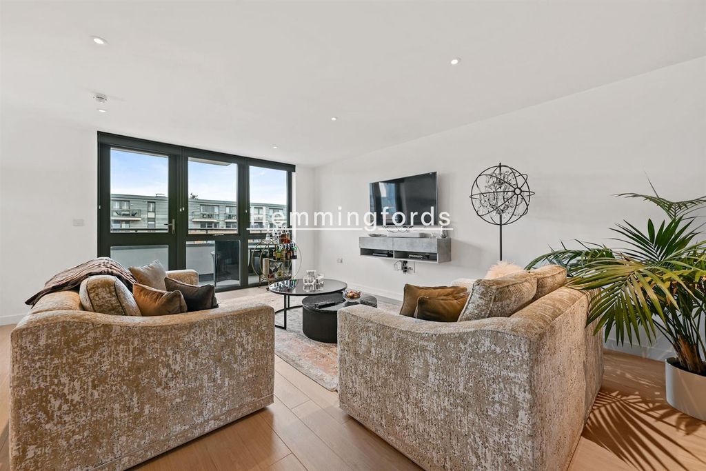 Property photo 3 of 14 07-0F08Gchems- Flat 31 3 Ann St - Recpetion -Origi