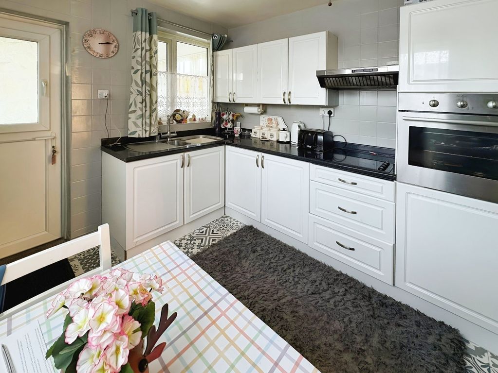 Property photo 2 of 11 Kitchen