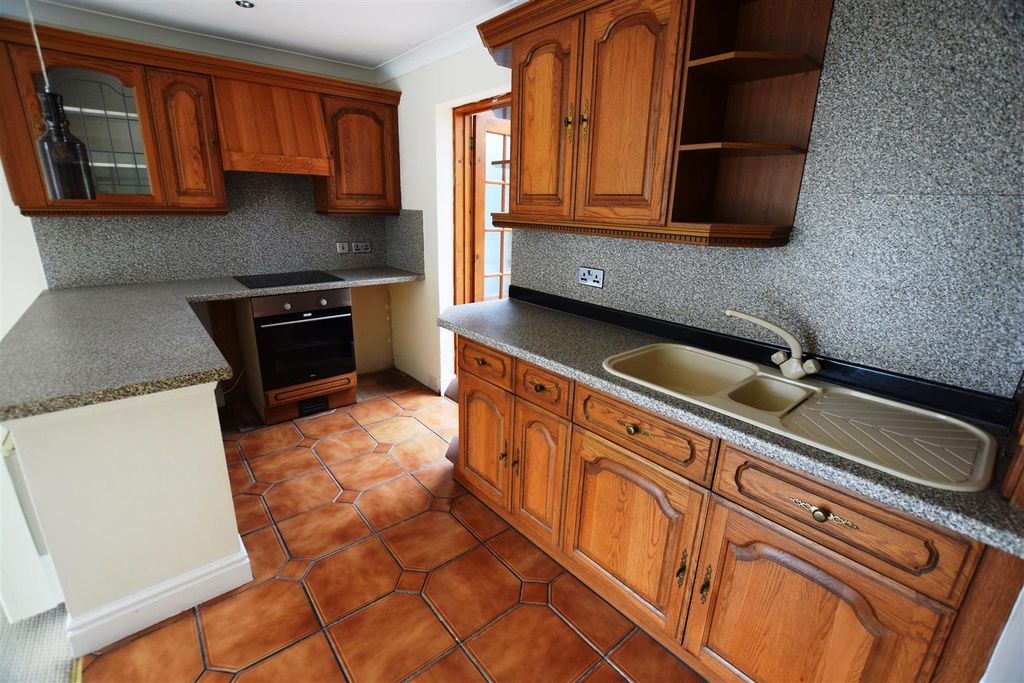 Property photo 3 of 12 Kitchen