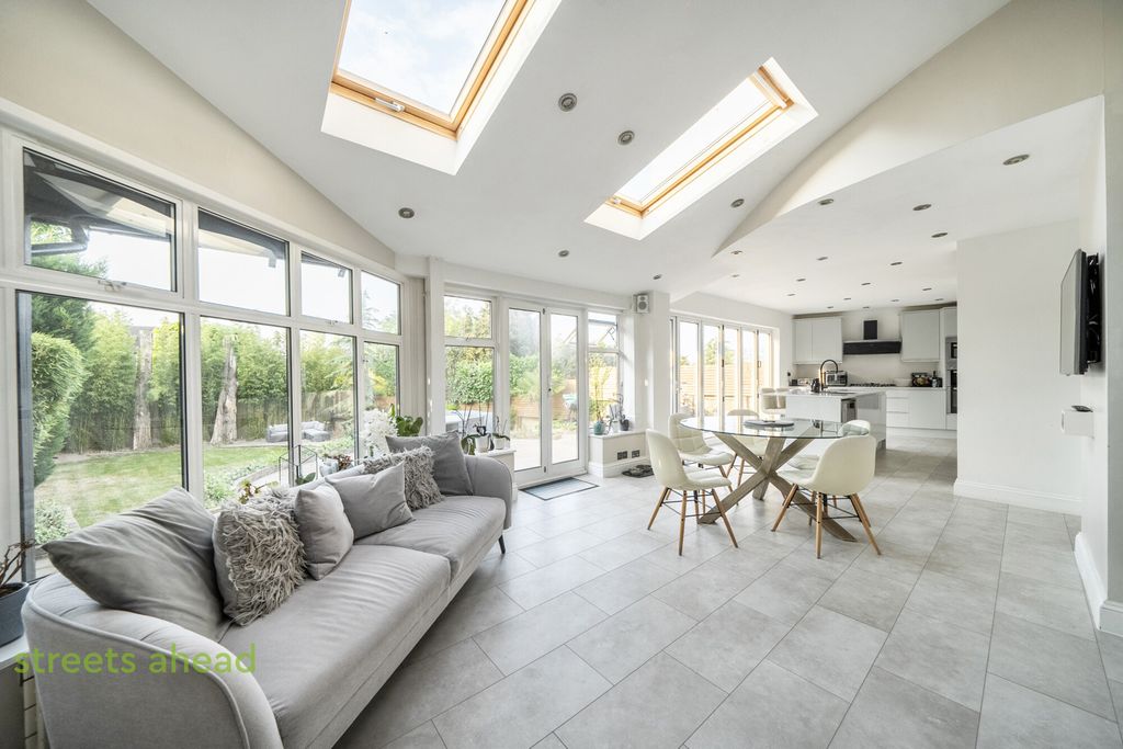 Property photo 2 of 23 E40630dc-E2Ec-4A9...