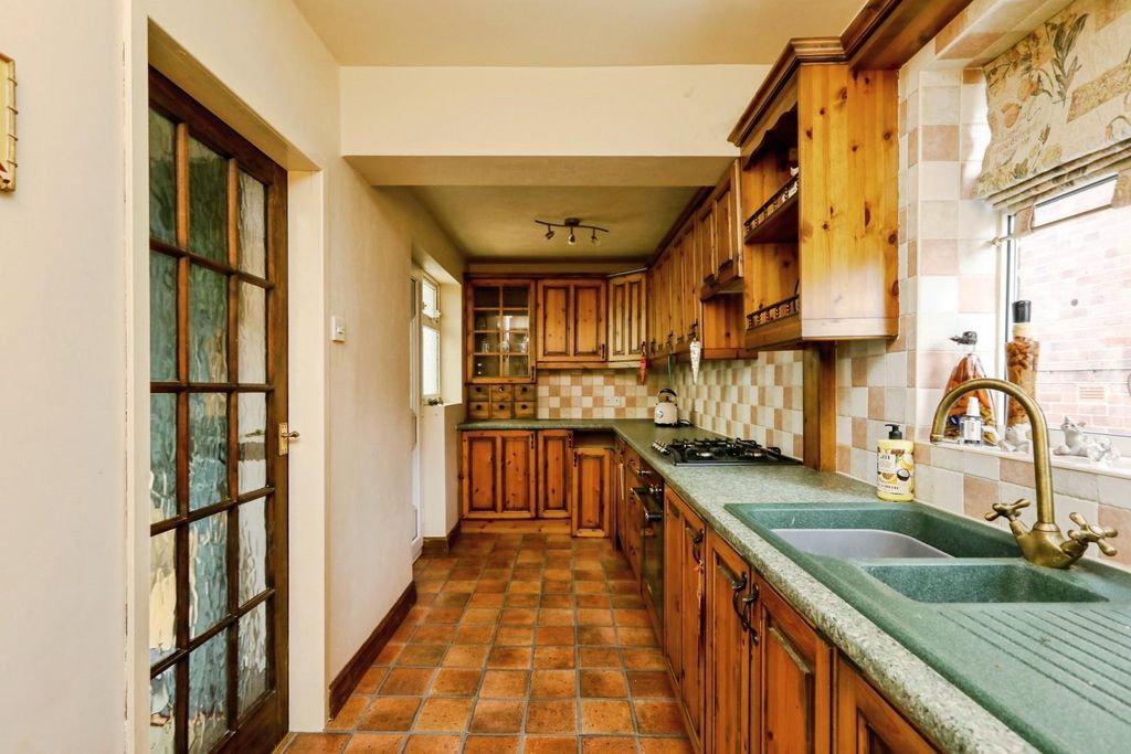 Property photo 3 of 11 Kitchen