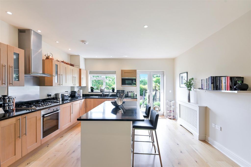 Property photo 3 of 30 Kingswood Road (20).Jpg