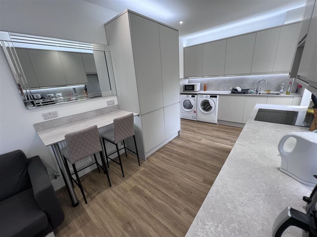Property photo 2 of 4 Kitchen 3.Jpg