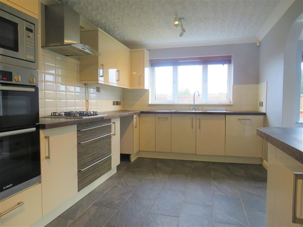 Property photo 3 of 11 Kitchen