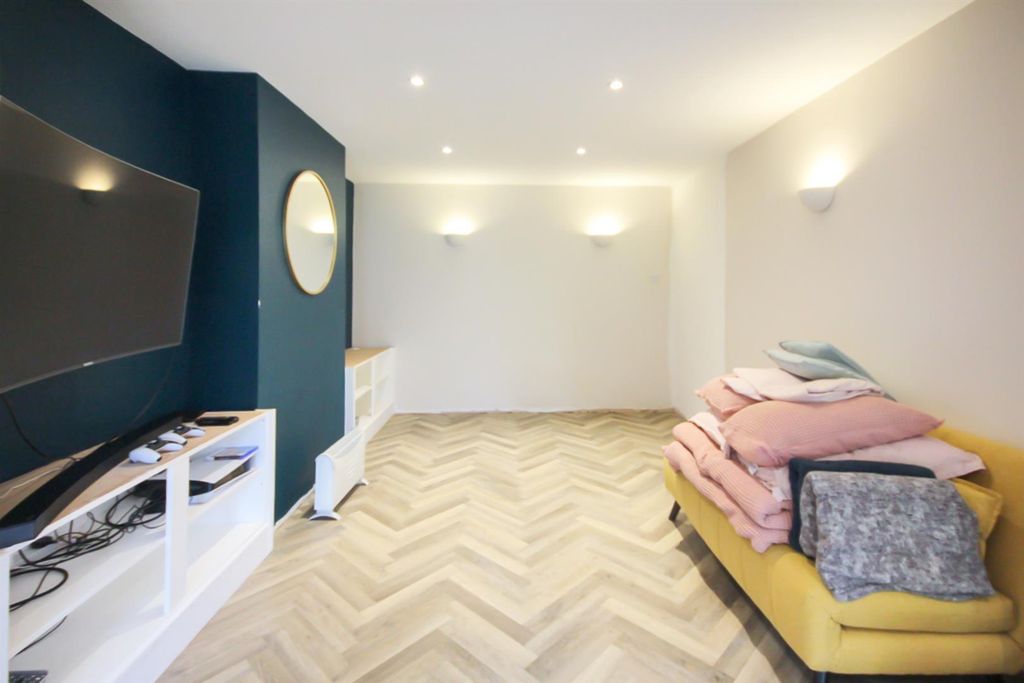 Property photo 2 of 11 Lounge