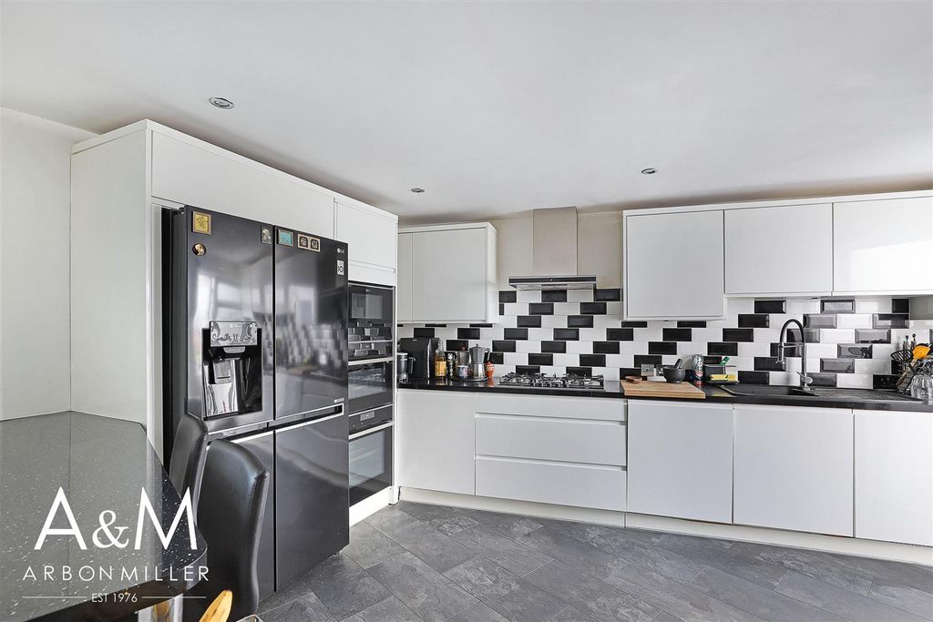 Property photo 3 of 22 Kitchen