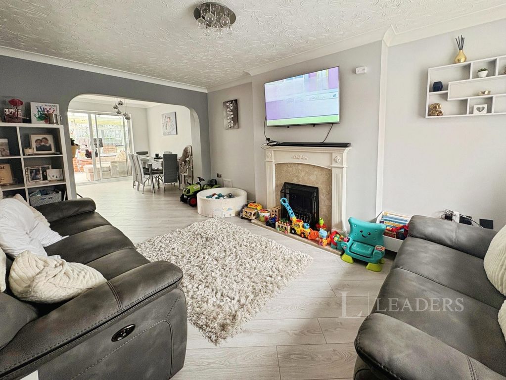 Property photo 3 of 11 Lounge