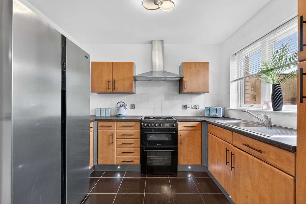 Property photo 3 of 32