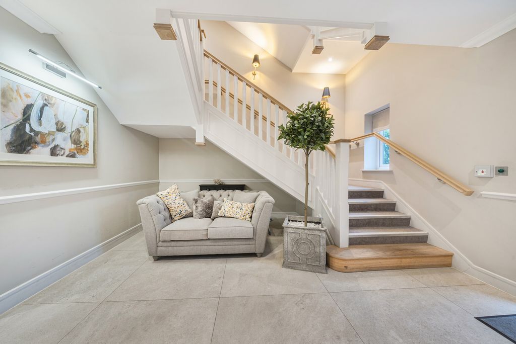 Property photo 2 of 26 Entrance Hall
