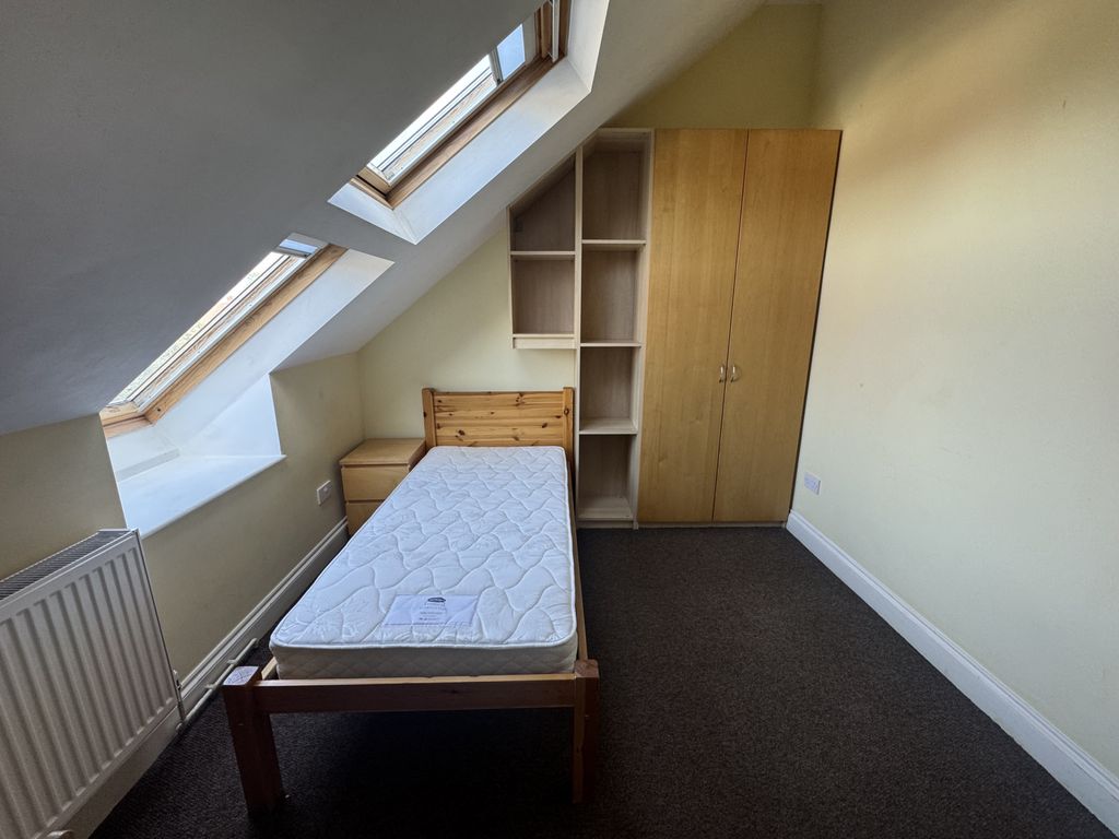 Property photo 1 of 4 Room To Rent