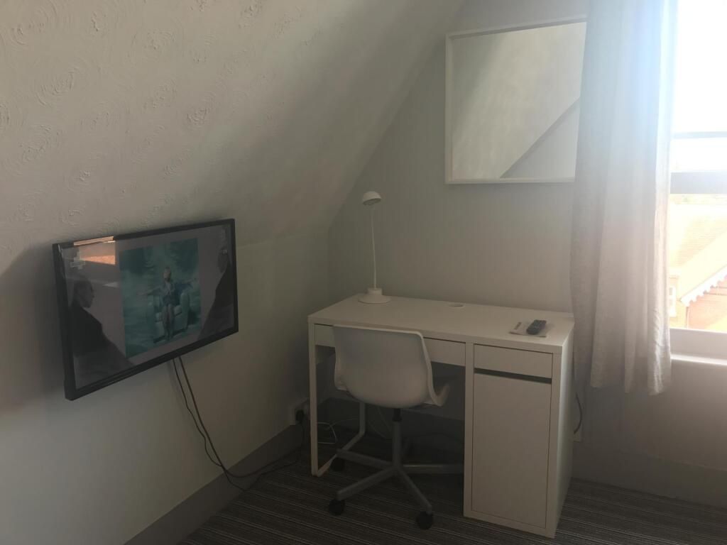 Property photo 2 of 4 Modern Study Area With Wall-Mounted TV And Desk...