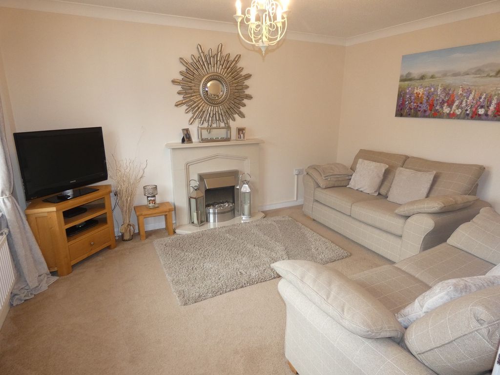 Property photo 2 of 11 Lounge