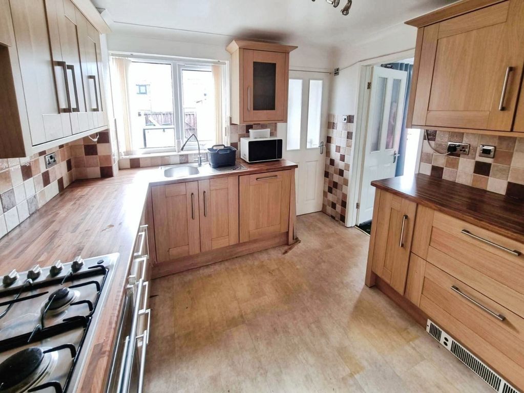 Property photo 2 of 17 Pbox-Kitchen-334806.Jpg