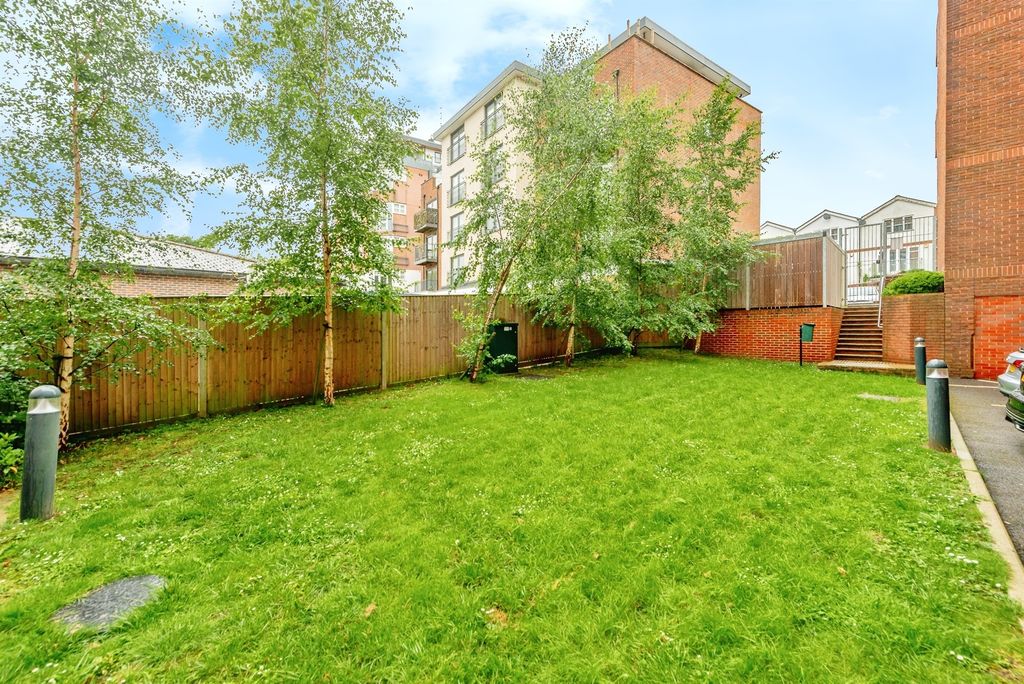 Wood Street, East Grinstead RH19, 2 bed flat for sale, £230,000 ...