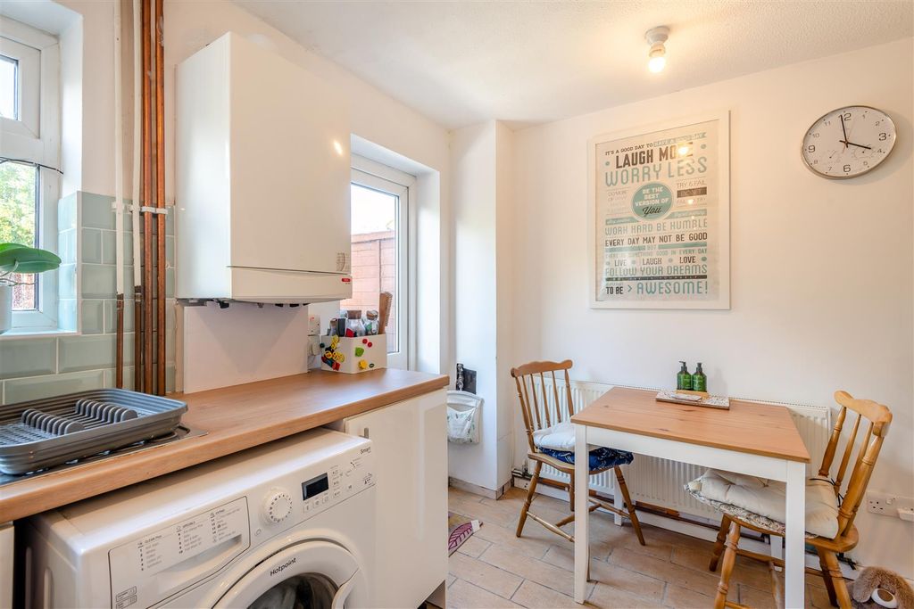 Property photo 3 of 10 8690370-Interior02.Jpg