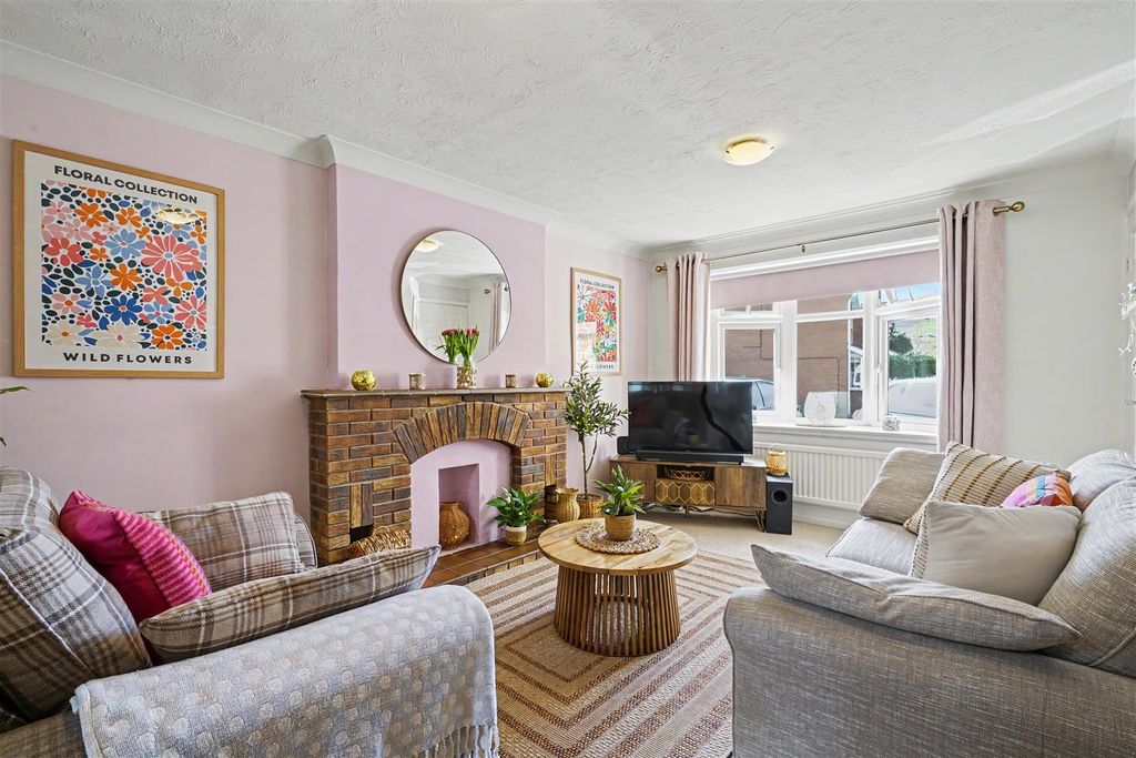 Property photo 3 of 21 Lounge