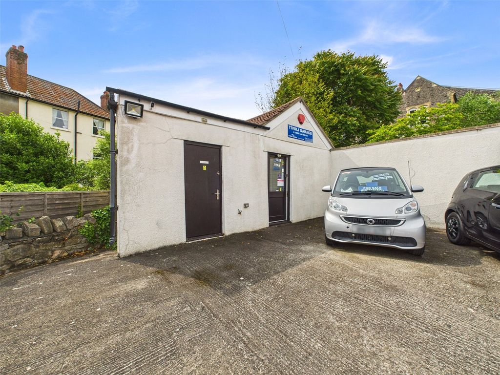 Property photo 2 of 18 Picture No. 15