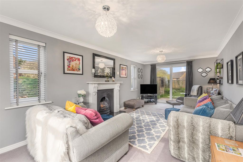 Property photo 3 of 20 15 Painters Close, Bloxham-7.Jpg