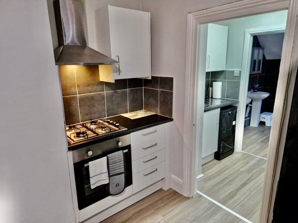 Property photo 3 of 10 Kitchen