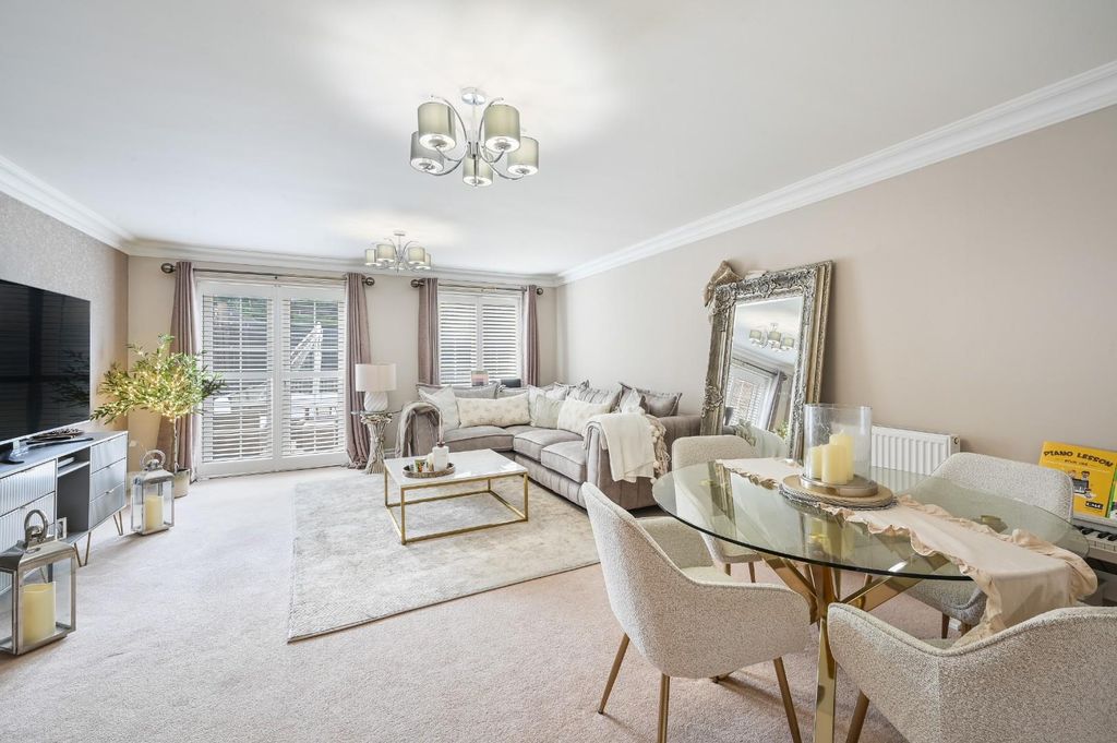 Property photo 2 of 15 Anmer Close,  (10).Jpg