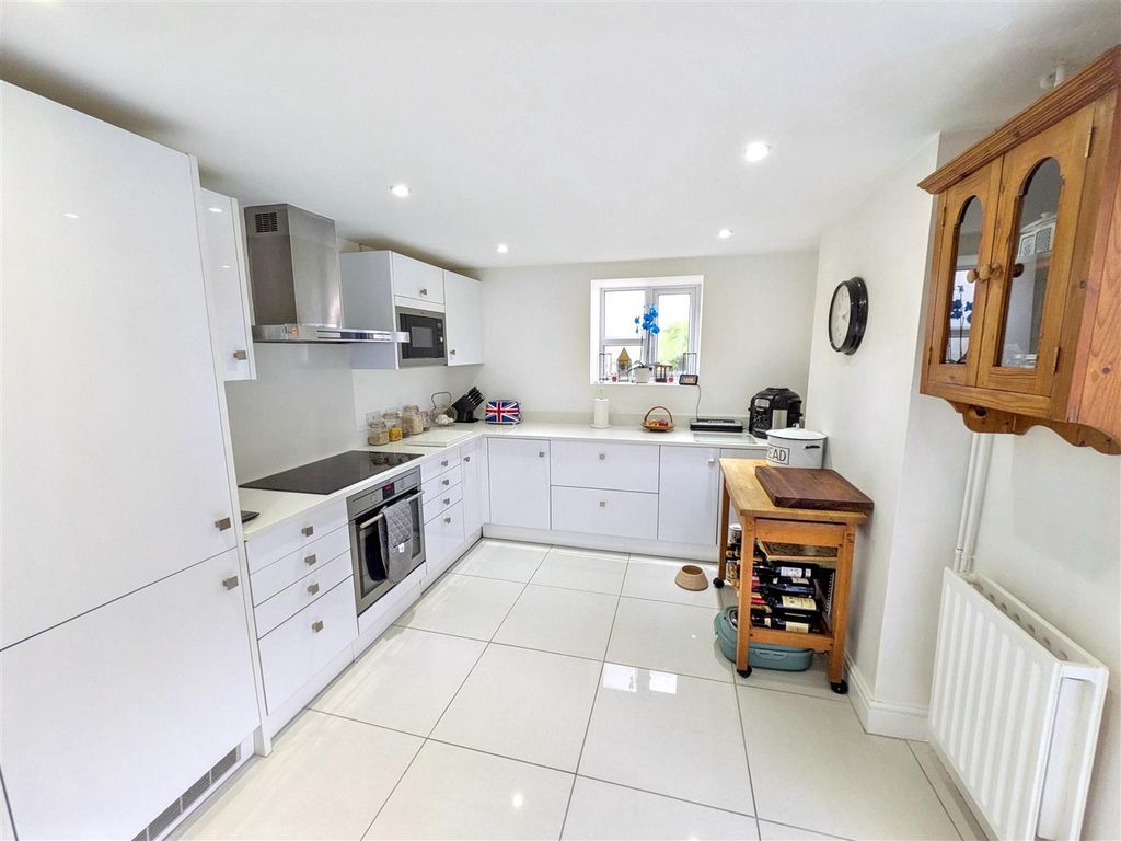 Property photo 2 of 14 Kitchen / Breakfast Room