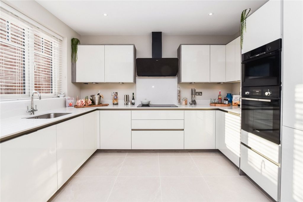 Property photo 3 of 18 Kitchen