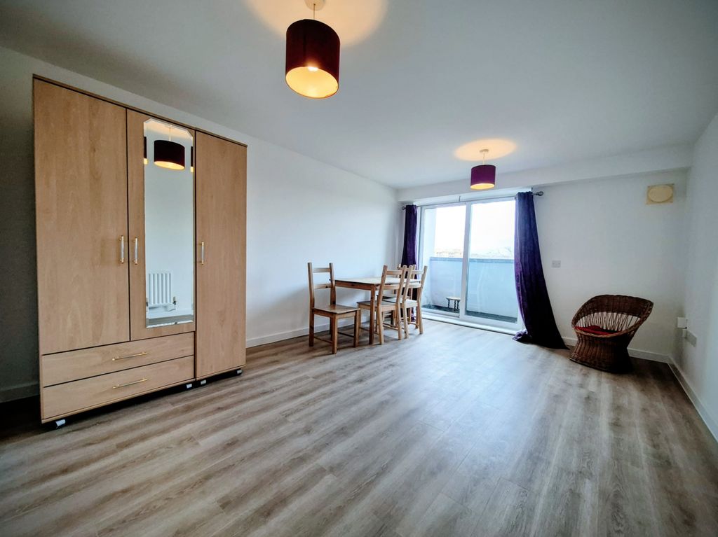 Property photo 1 of 8 A Spacious One Bedroom Flat Located Close To Seven Sisters Station.