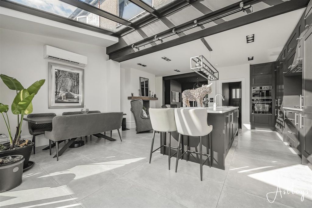 Property photo 3 of 27 Kitchen/Dining Area