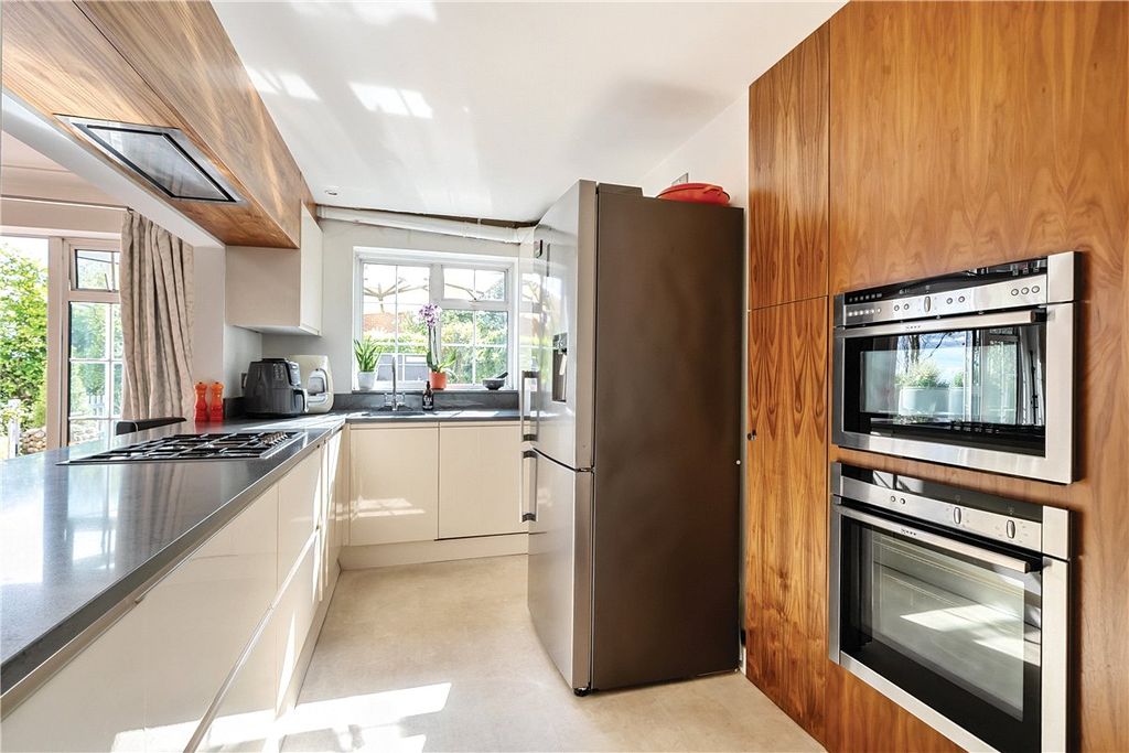 Property photo 3 of 9 Kitchen