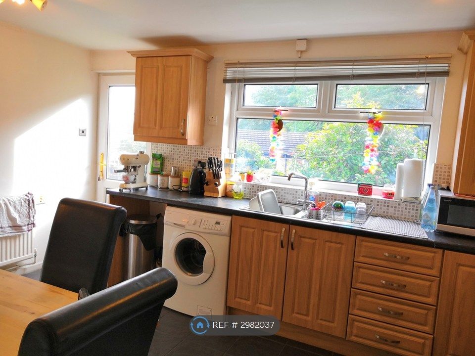 Property photo 2 of 11 Kitchen, Dining Table & Chairs,Washer,Fridge