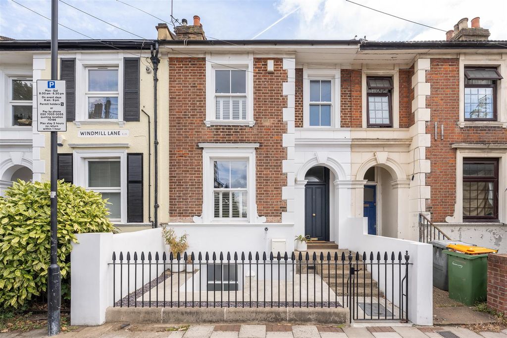 Property photo 1 of 33 Windmill Lane, E15