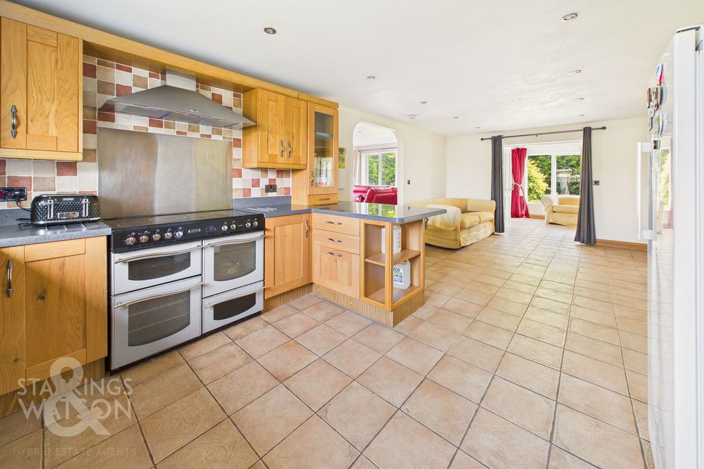 Property photo 2 of 39
