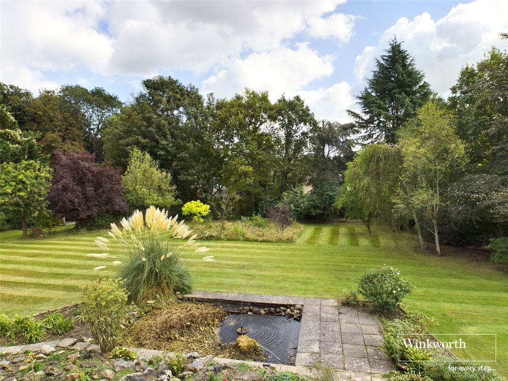 Property photo 3 of 25 Landscaped Garden